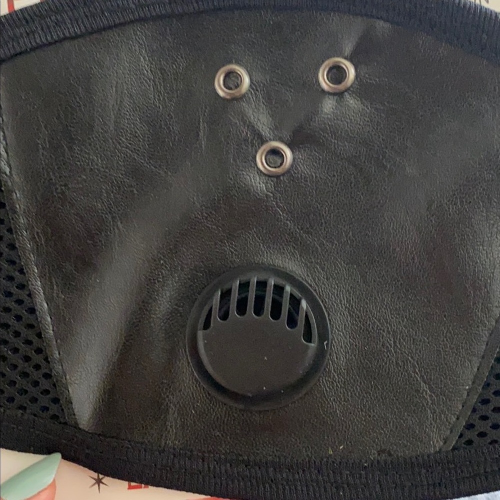 Face mask with filter - Picture 2 of 2